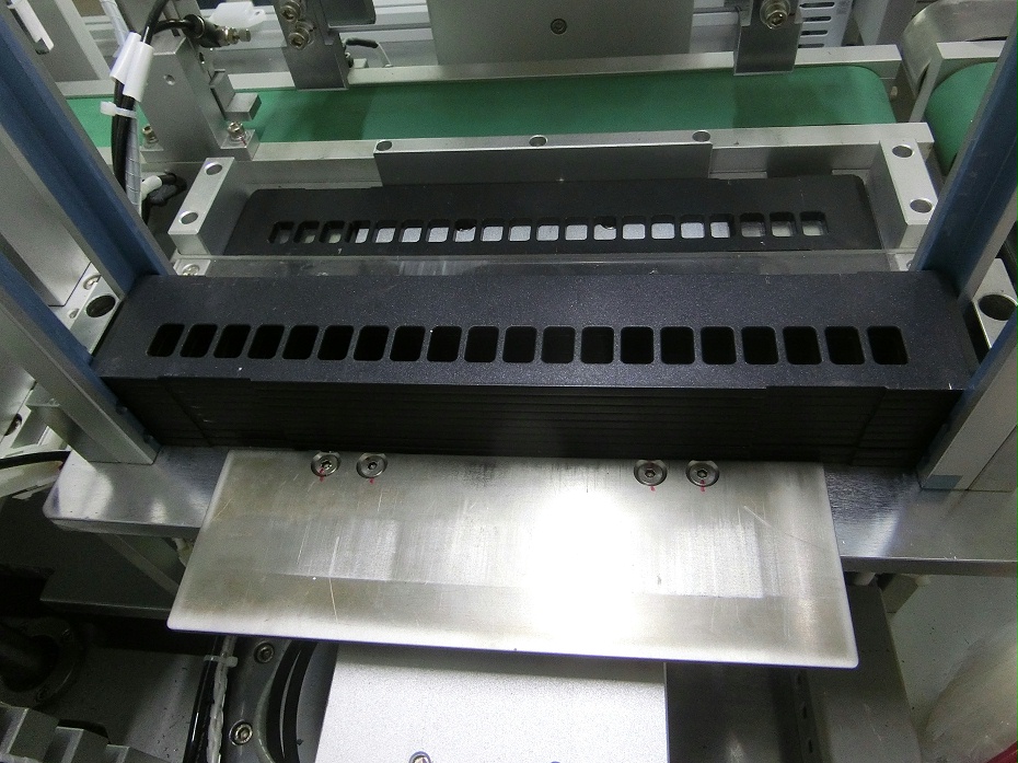 导电扣灌胶摆盘一体机