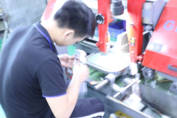 在线式喷射式点胶机生产