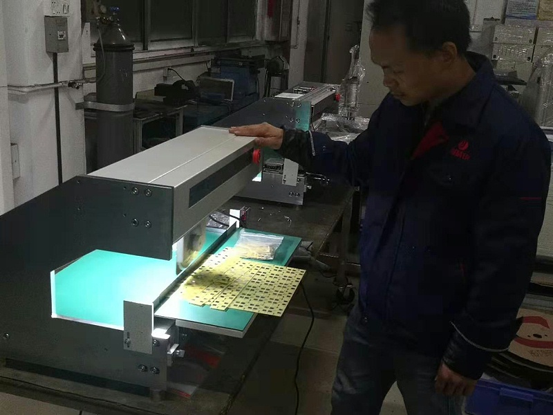 走刀式分板机运转图片